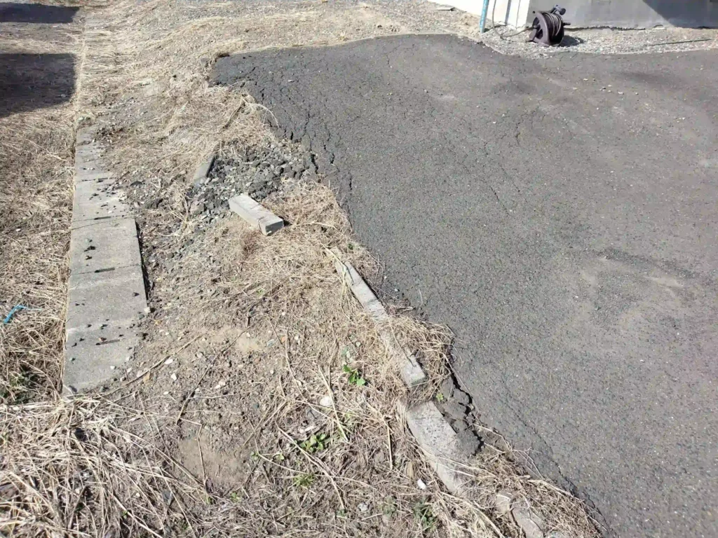 リフォーム前：陥没箇所のある駐車スペース
