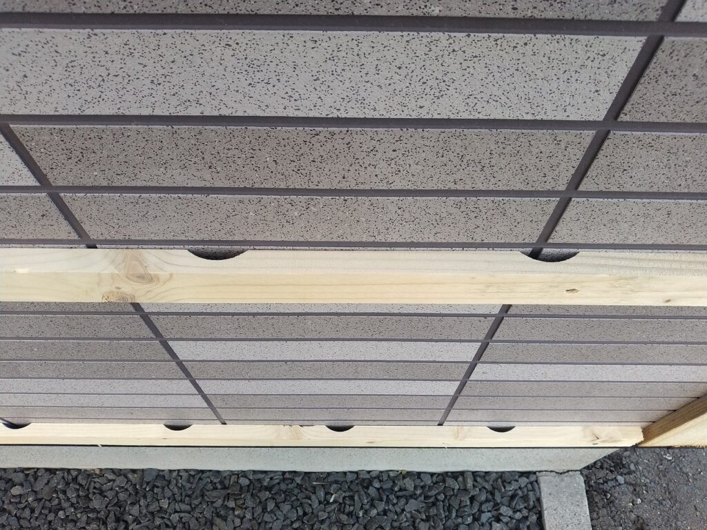 施工中：通気を確保するエアホール胴縁の設置作業