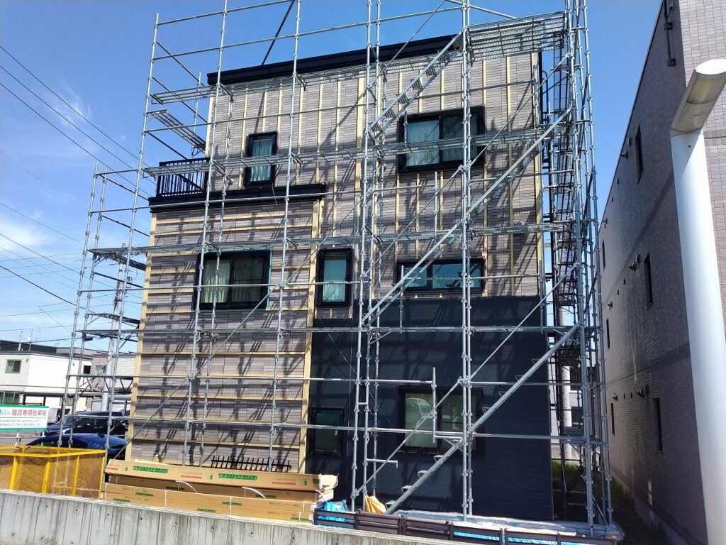 足場の組み立てた様子