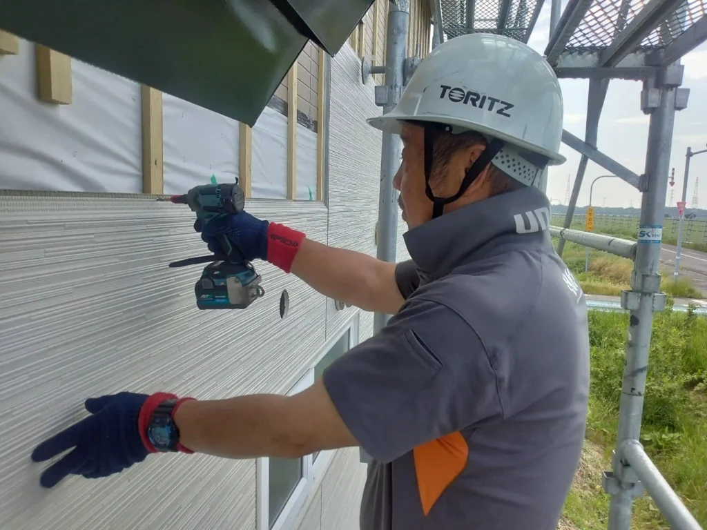 施工中：カバー工法による外壁施工の進捗状況