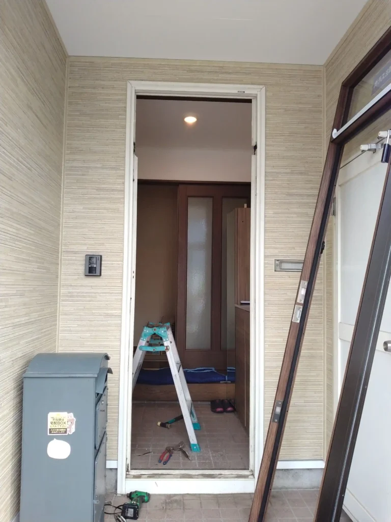 施工中：カバー工法による玄関ドア交換作業