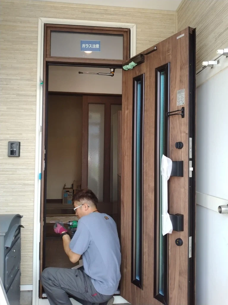 施工中：玄関ドア枠の取り付け作業