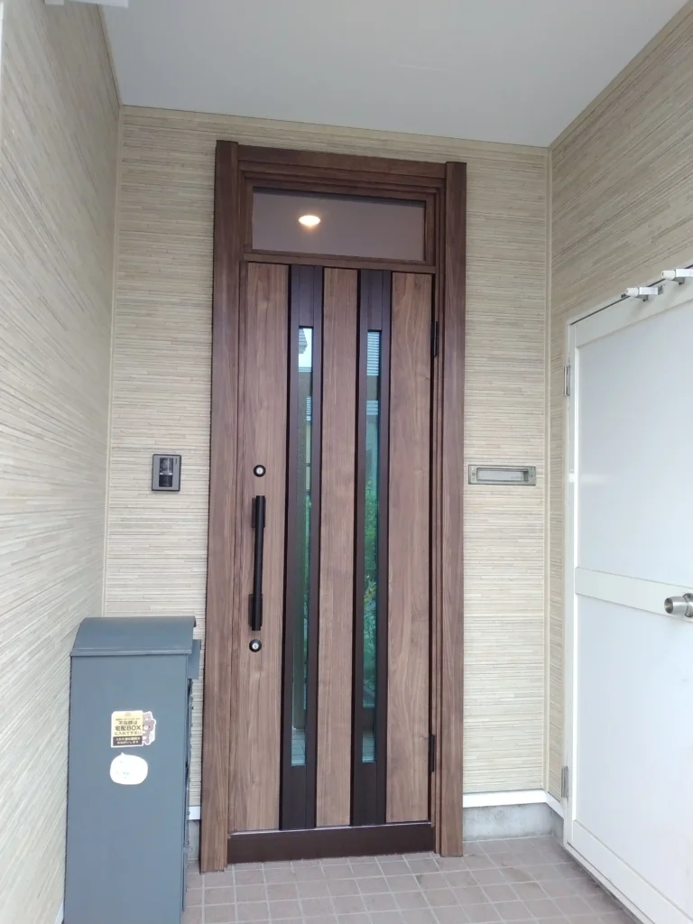 リフォーム後：三協アルミ ノバリスC14型に交換した玄関ドア