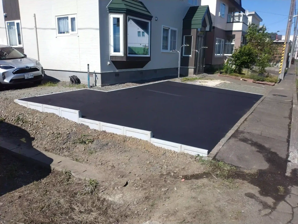 リフォーム後：アスファルト舗装で整備された駐車場