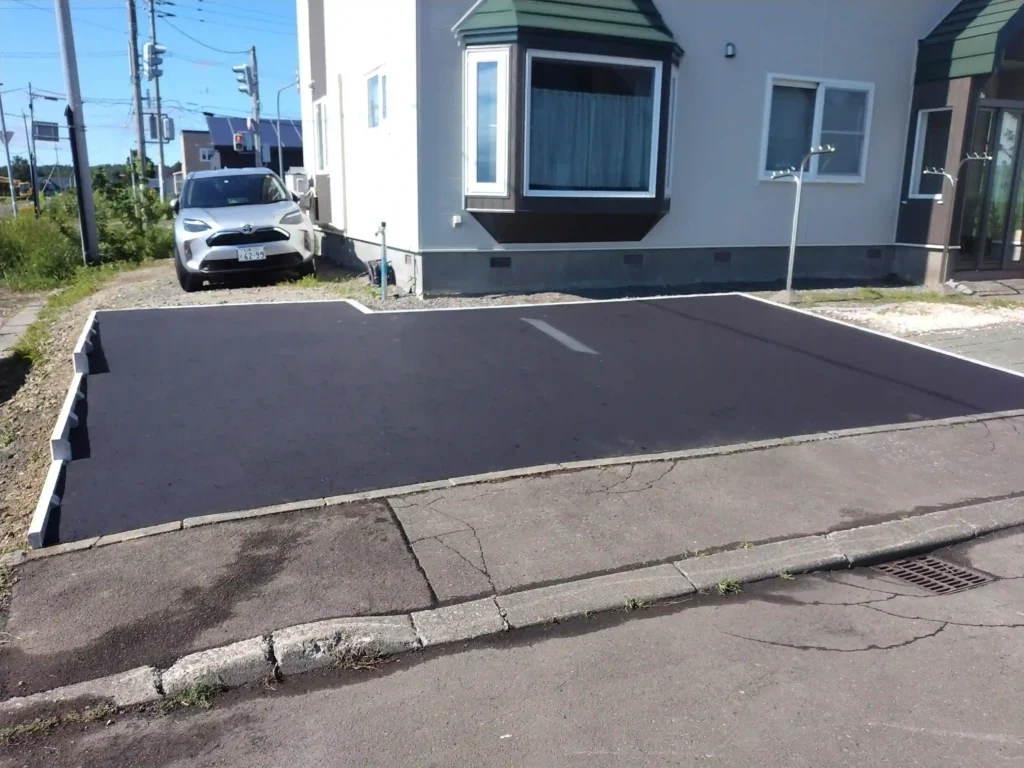 リフォーム後：水はけを改善した駐車スペース