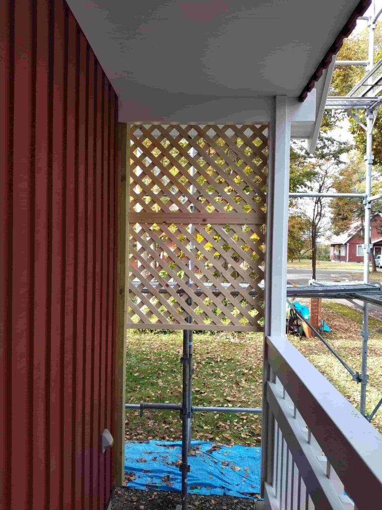 リフォーム後:設置完了したラティスフェンス(内側角度)