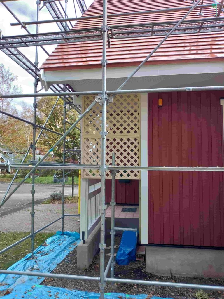 リフォーム後:設置完了したラティスフェンス(外側角度)