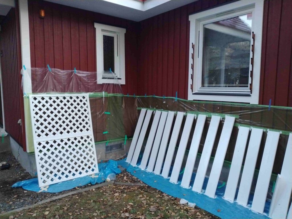 窓の雪囲い施工中:窓への雪囲いフレーム取り付け作業