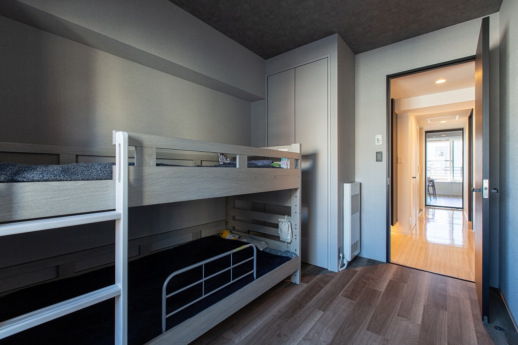 リノベーション後：ダークグレー天井のアクセントクロスがあるかっこいい子供部屋