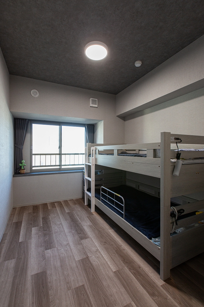 リノベーション後：DAIKEN ハピアフロア チャコールブラウンを使った子供部屋の窓側