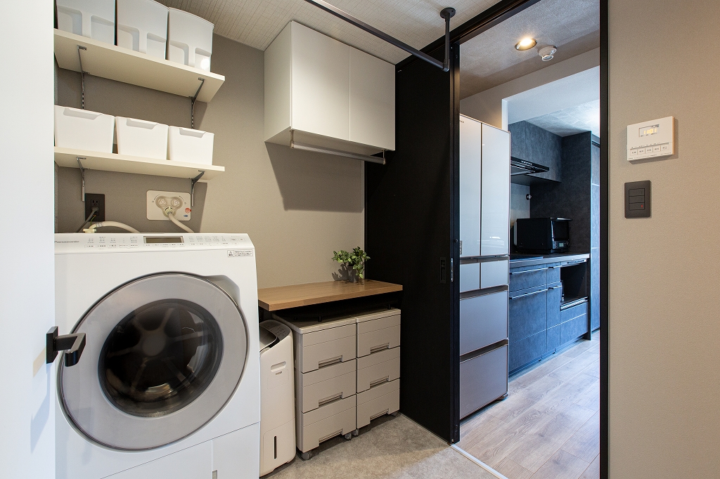 リノベーション後：南海プライウッド可動棚とアイカ工業収納棚を備えたランドリースペース