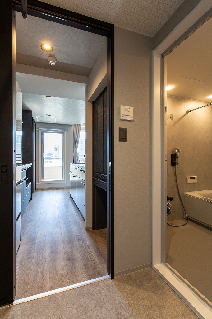 リノベーション後：入口の向きを変えた浴室からキッチンへの動線