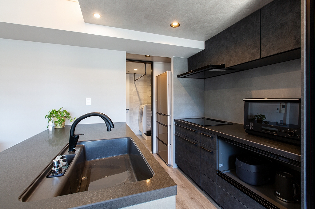 リノベーション後：LIXILリシェルII型レイアウトキッチン、マグネットボード仕様のパネル