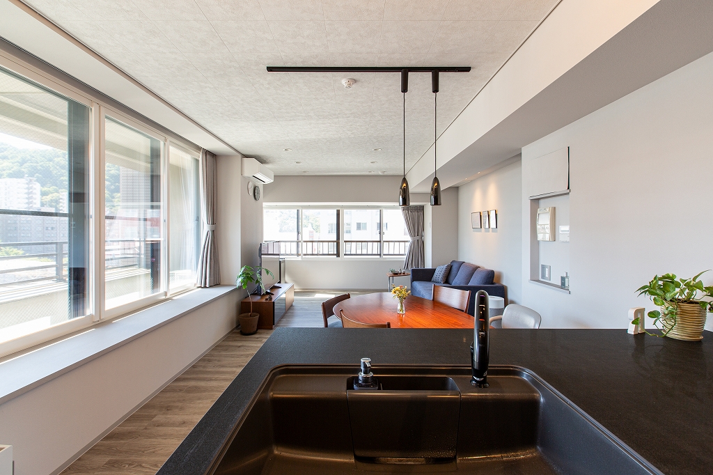 リノベーション後：LIXILリシェルII型キッチンからLDKを見た様子
