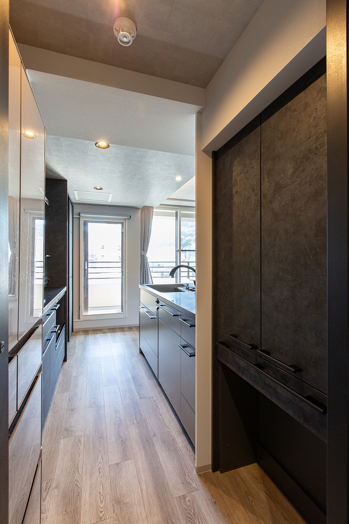 リノベーション後：LIXILリシェル浅型収納棚、奥行き320mmで空間を有効活用