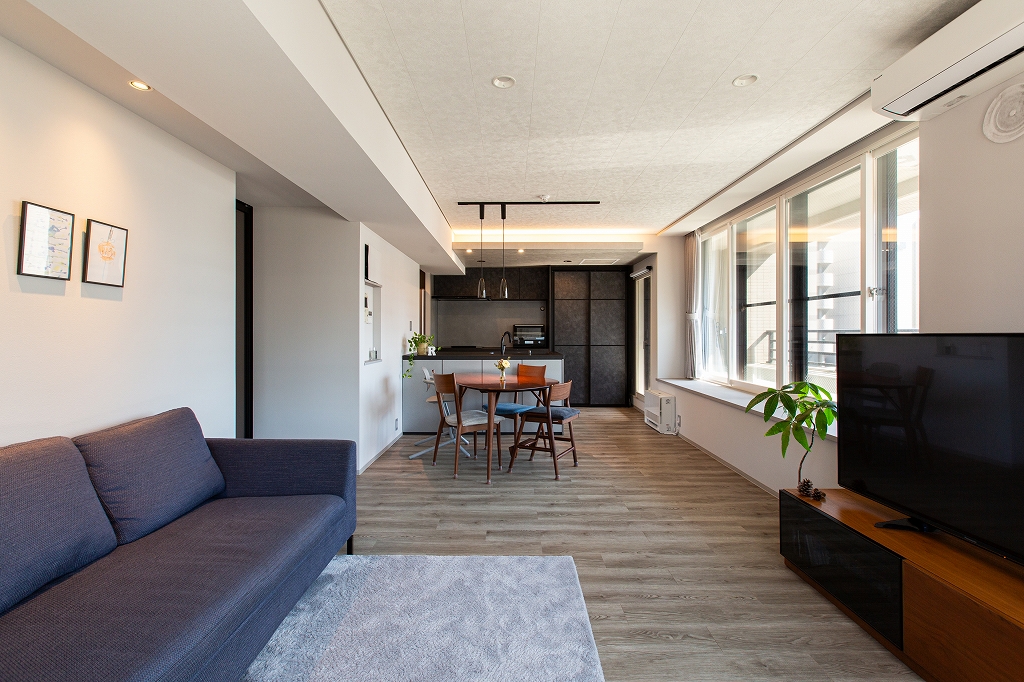 リノベーション後：DAIKENクリアトーン天井とグレイッシュトーンで統一されたLDK全体