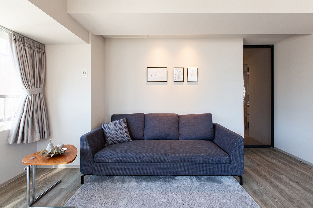 リノベーション後：ユニバーサルダウンライトで子供のアートを照らすリビング空間