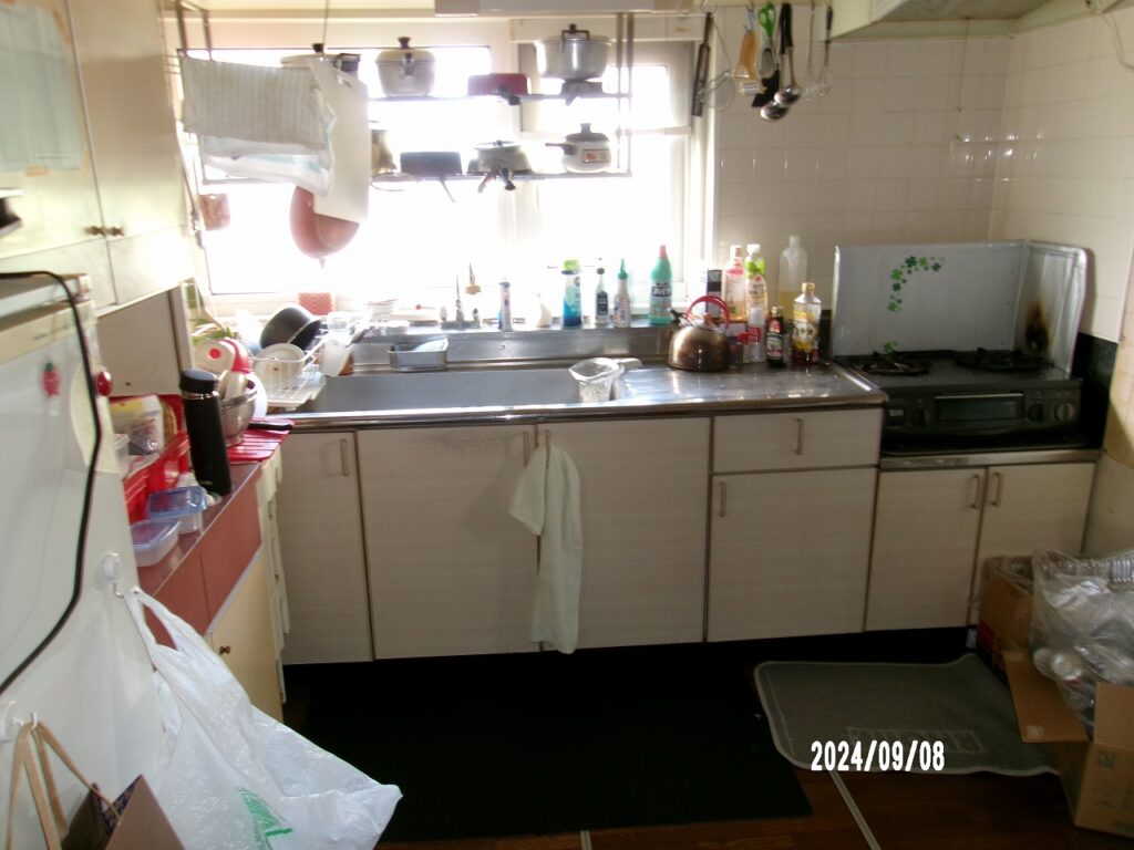 リフォーム前:老朽化したキッチン