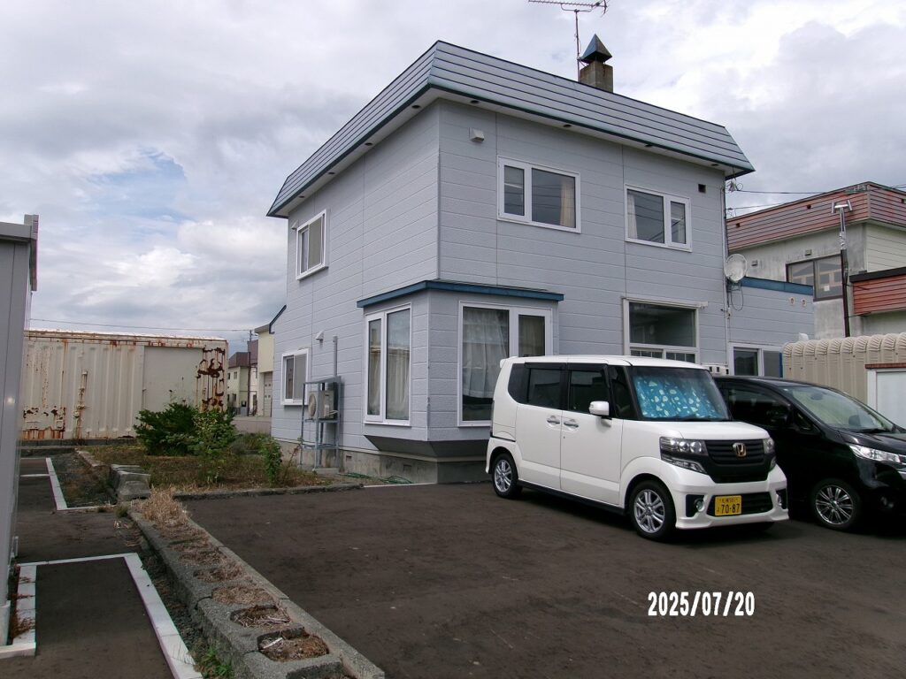 リフォーム前:経年劣化した外壁と屋根