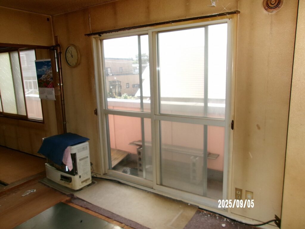 リフォーム前：断熱性能の低い古いサッシ窓