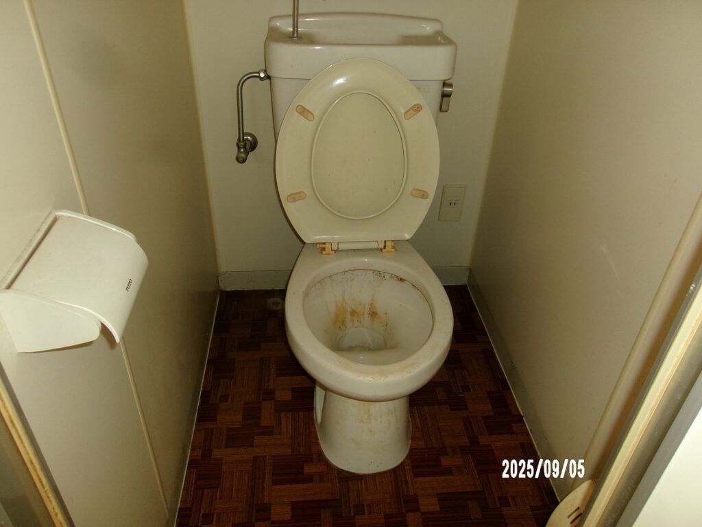 リフォーム前：経年劣化した古いタイプのトイレ