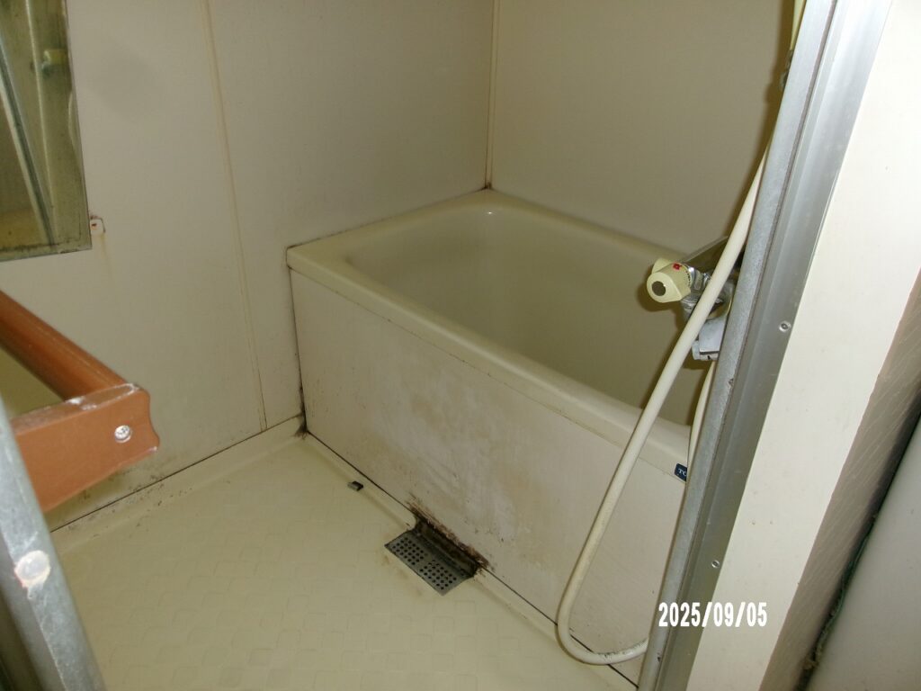 リフォーム前：カビや汚れが目立つ古い浴室