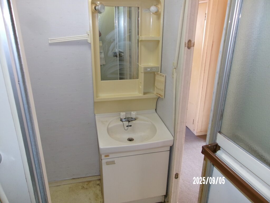 リフォーム前：収納力が不足し傷みが目立つ洗面化粧台