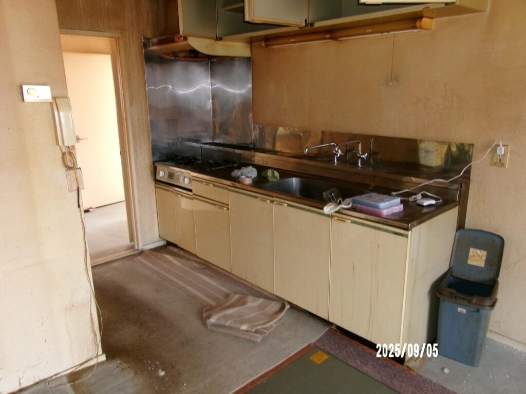リフォーム前：30年使用された老朽化したキッチン