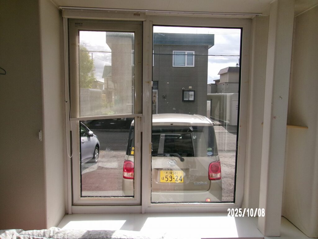 リフォーム前:断熱性の低い古い窓