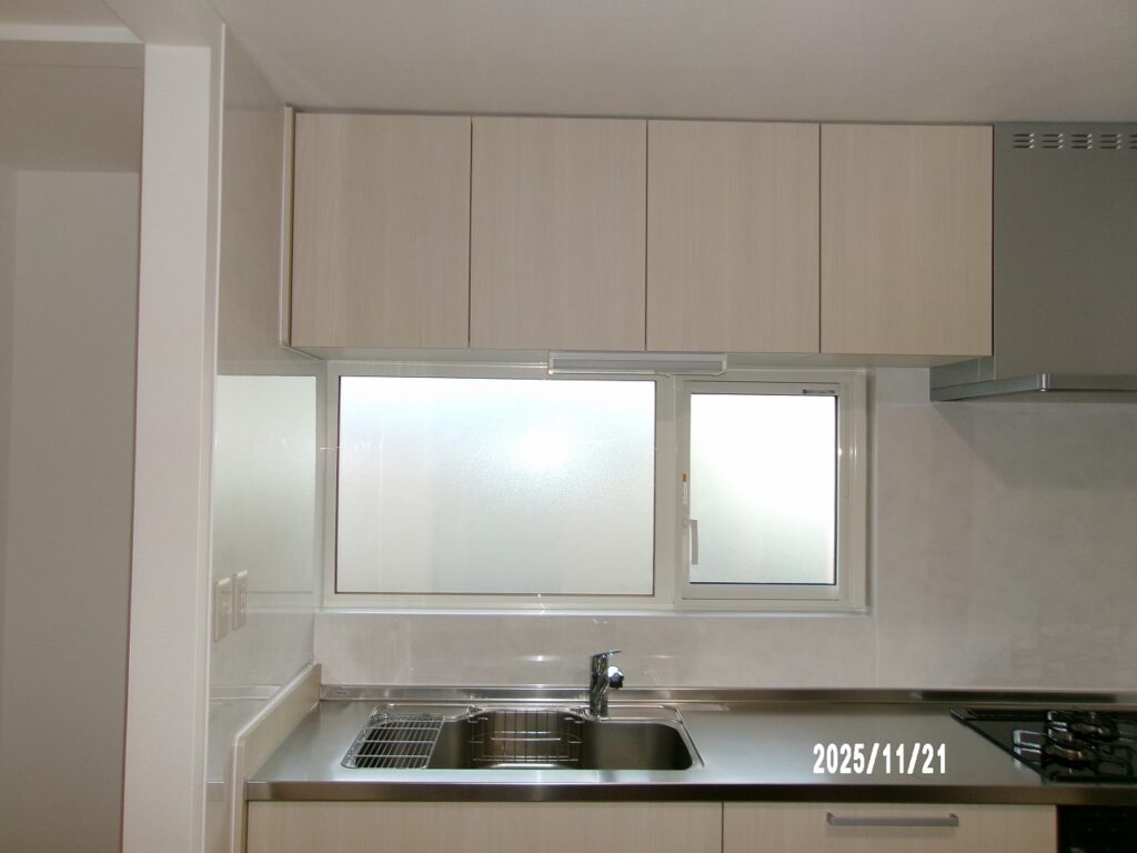 リフォーム後:クリナップ ラクエラを設置した明るいキッチン