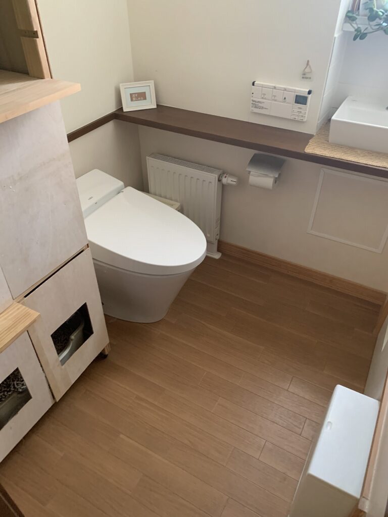 リフォーム前：経年劣化した1階トイレの様子