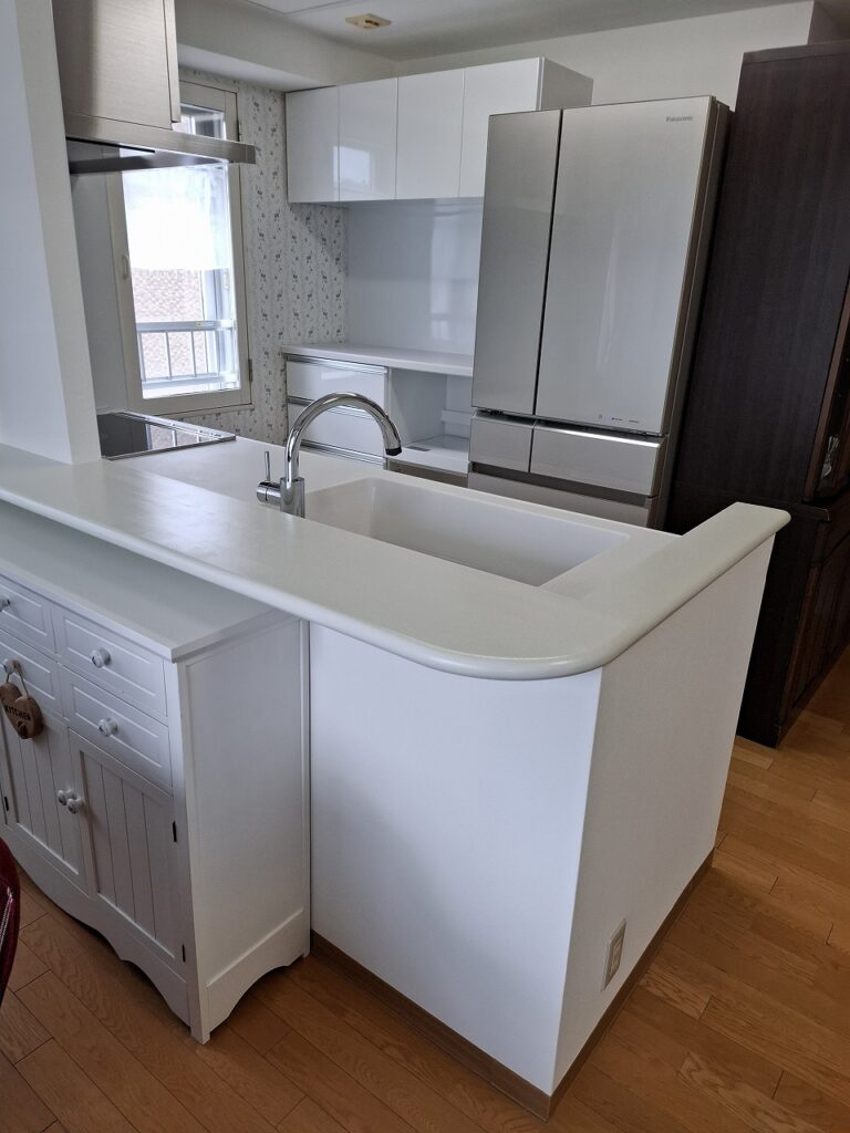 リフォーム後：下がり壁解体後のタカラスタンダードエーデル1型キッチン正面