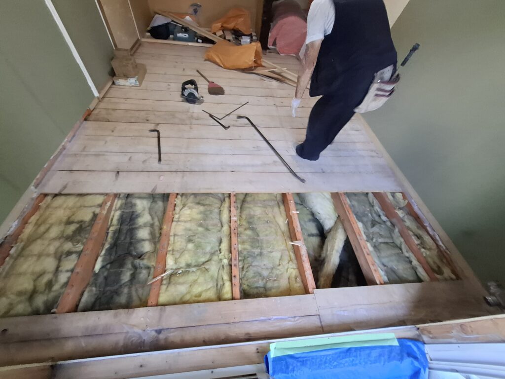 施工中：床下の断熱材を入れ替え下地を補強している様子