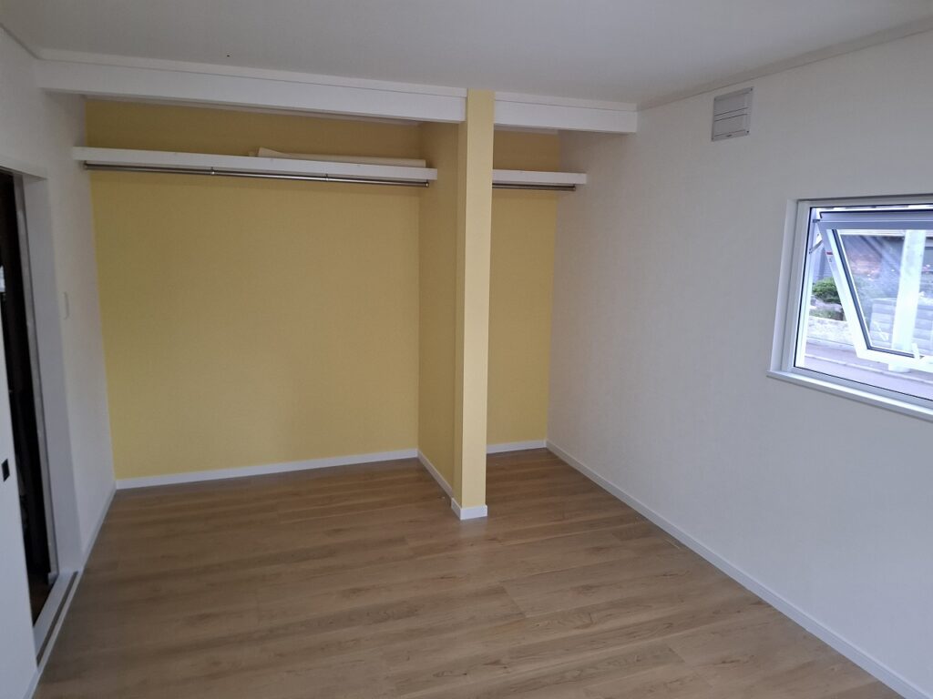 リフォーム後：白を基調とした明るい洋室に生まれ変わった様子