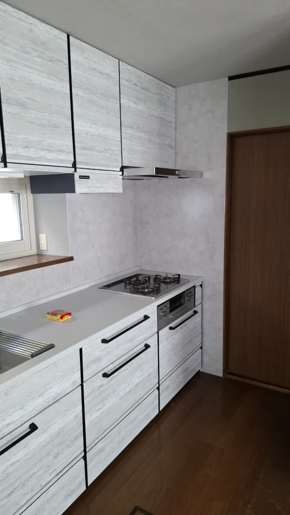 リフォーム後:トレーシアの白いホーローキッチンとコンロまわり