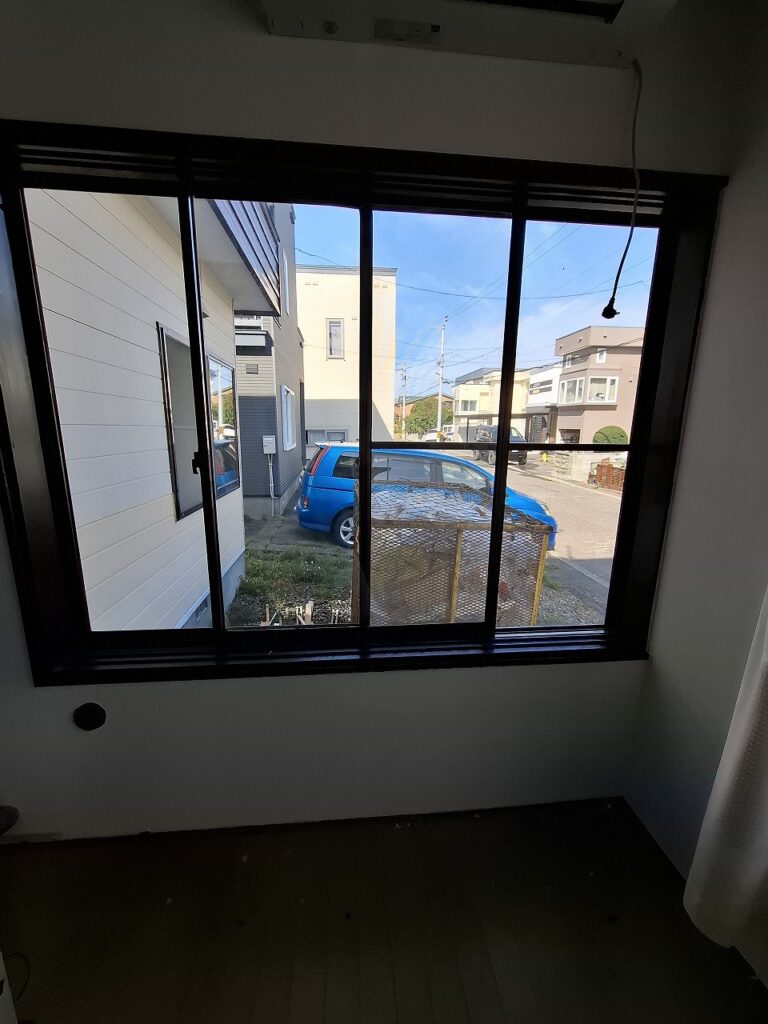 リフォーム前：断熱性能が低く冷気が侵入する既存窓の状態