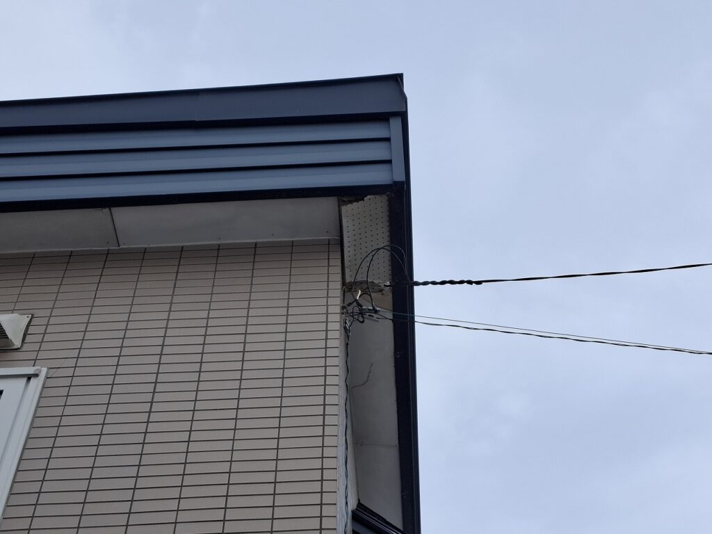 リフォーム前:経年劣化で傷んだ軒天井の状態