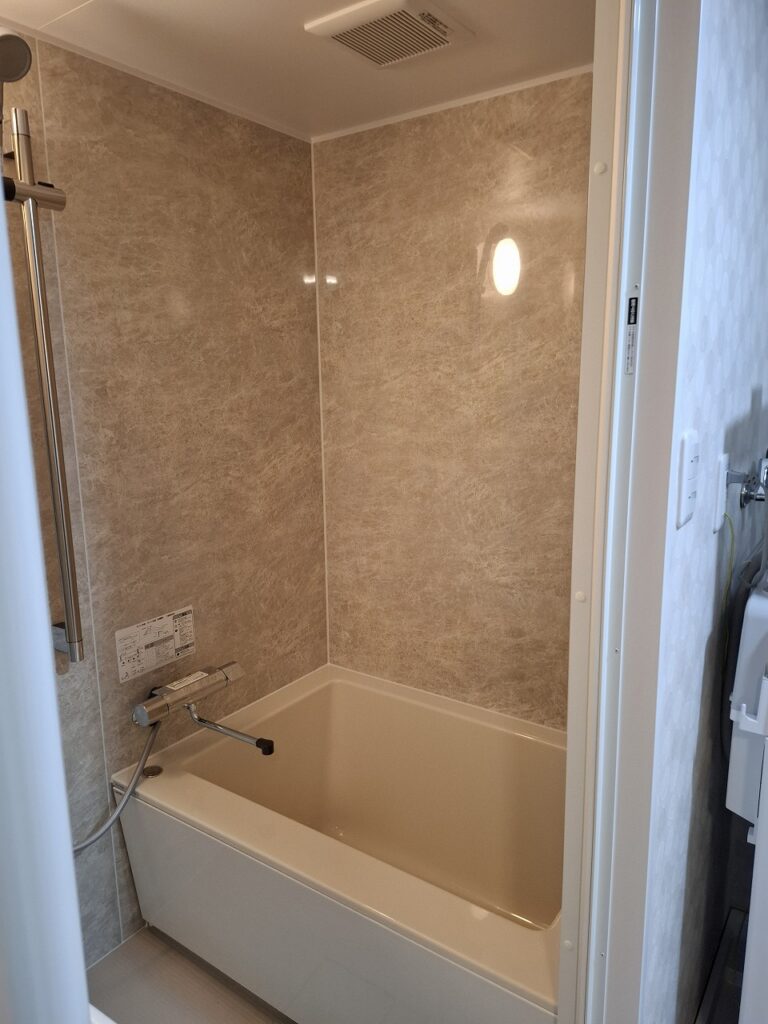 リフォーム後：パナソニック MR ユニットバスに交換した清潔な浴室