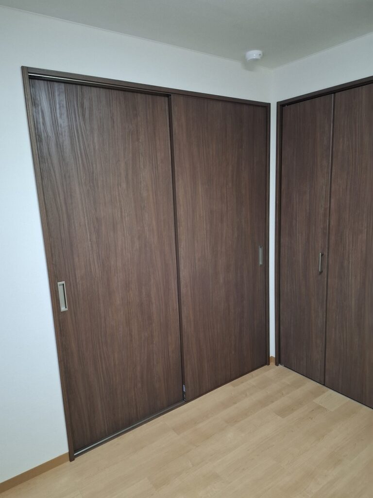 リフォーム後：LIXIL ラシッサで統一されたモダンな室内ドア