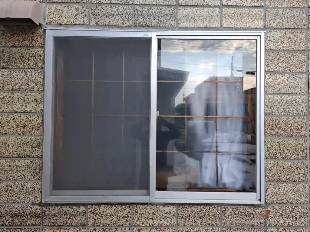 リフォーム前:アルミ製サッシの単板ガラス引違い窓
