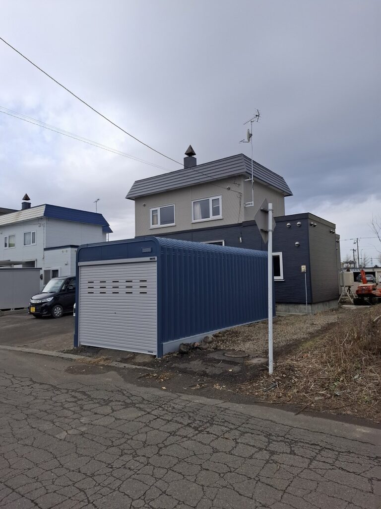 リフォーム後:火災保険で交換した新品ガレージ