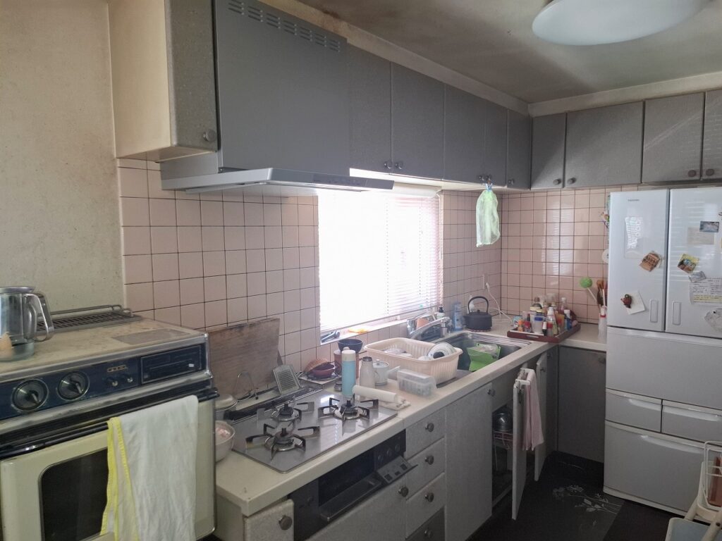 リフォーム前:老朽化したキッチン全体の様子