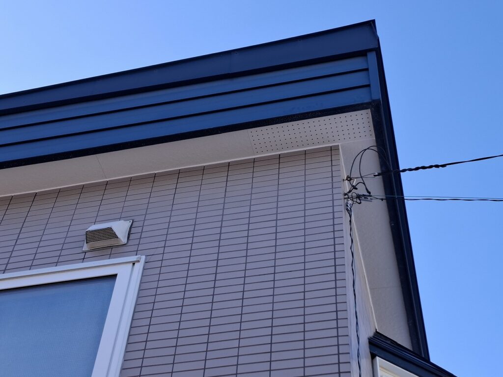 リフォーム後:新しく張り替えた軒天井の仕上がり