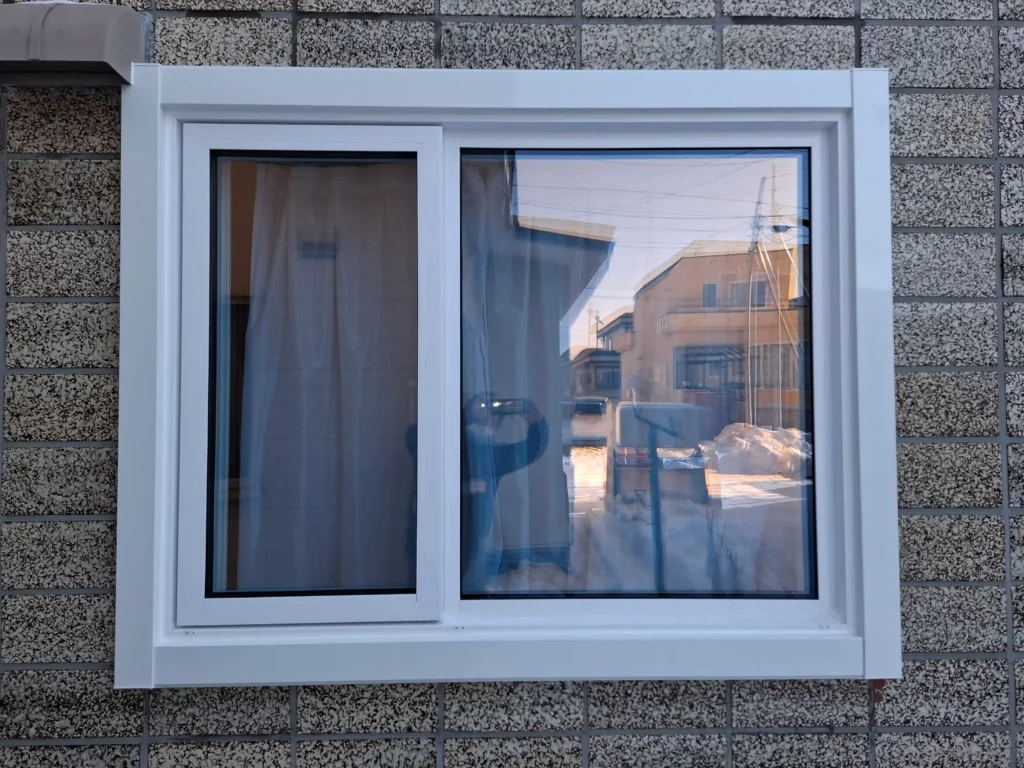 リフォーム後:LIXILリフレム縦すべり出し窓TFに交換した窓