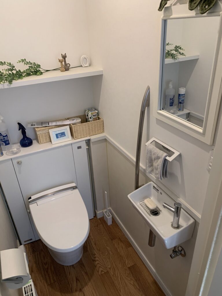 リフォーム前：収納スペースのない2階トイレの状態