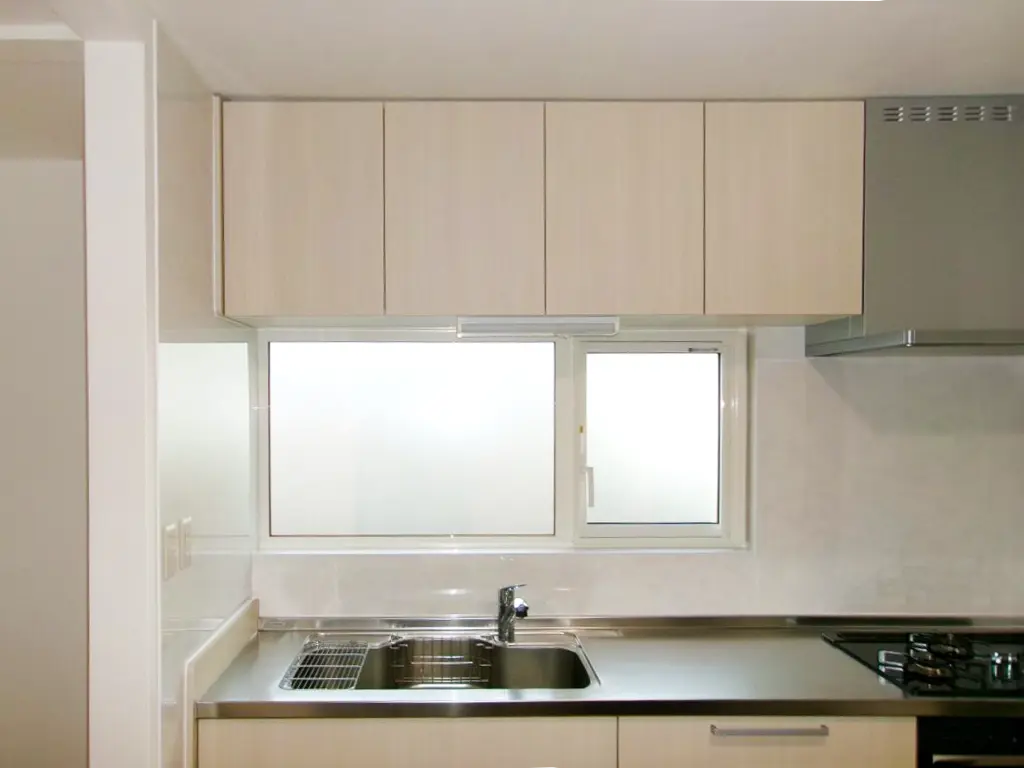 リフォーム後：クリナップ ラクエラを設置した明るいキッチン