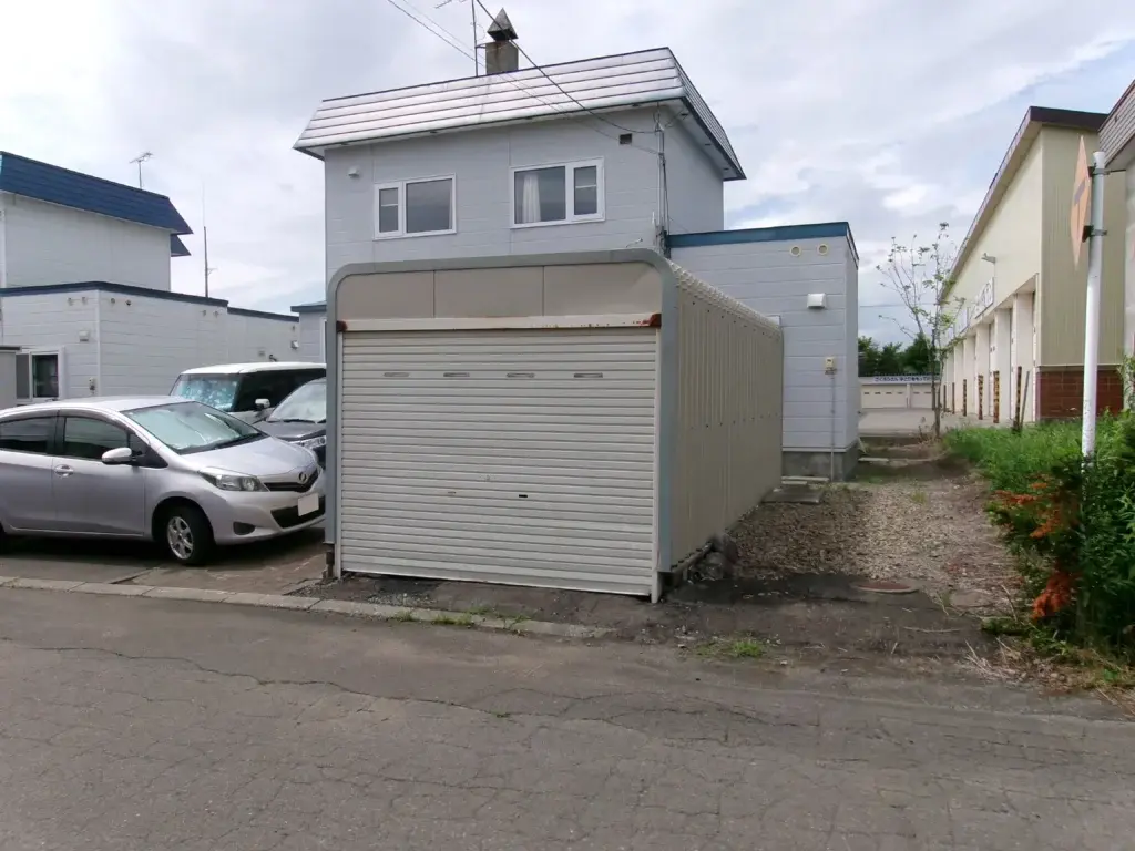 リフォーム前：雪害で破損したガレージ