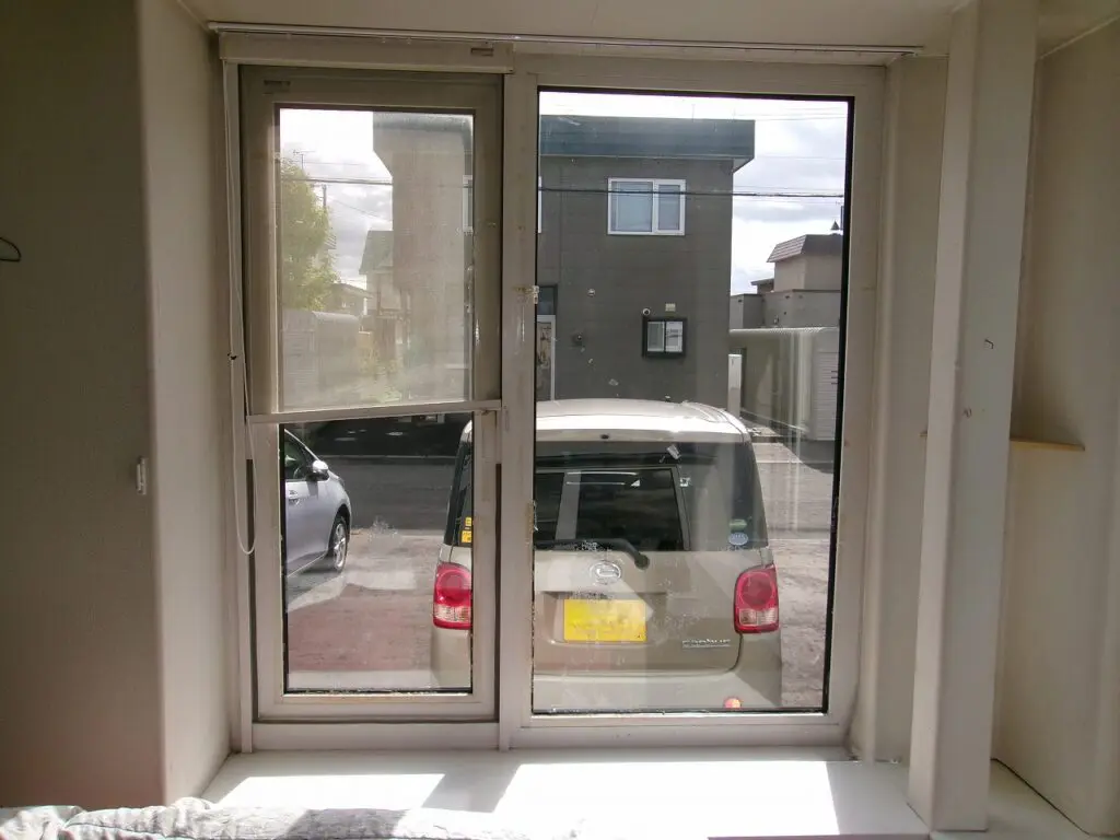 リフォーム前：断熱性の低い古い窓