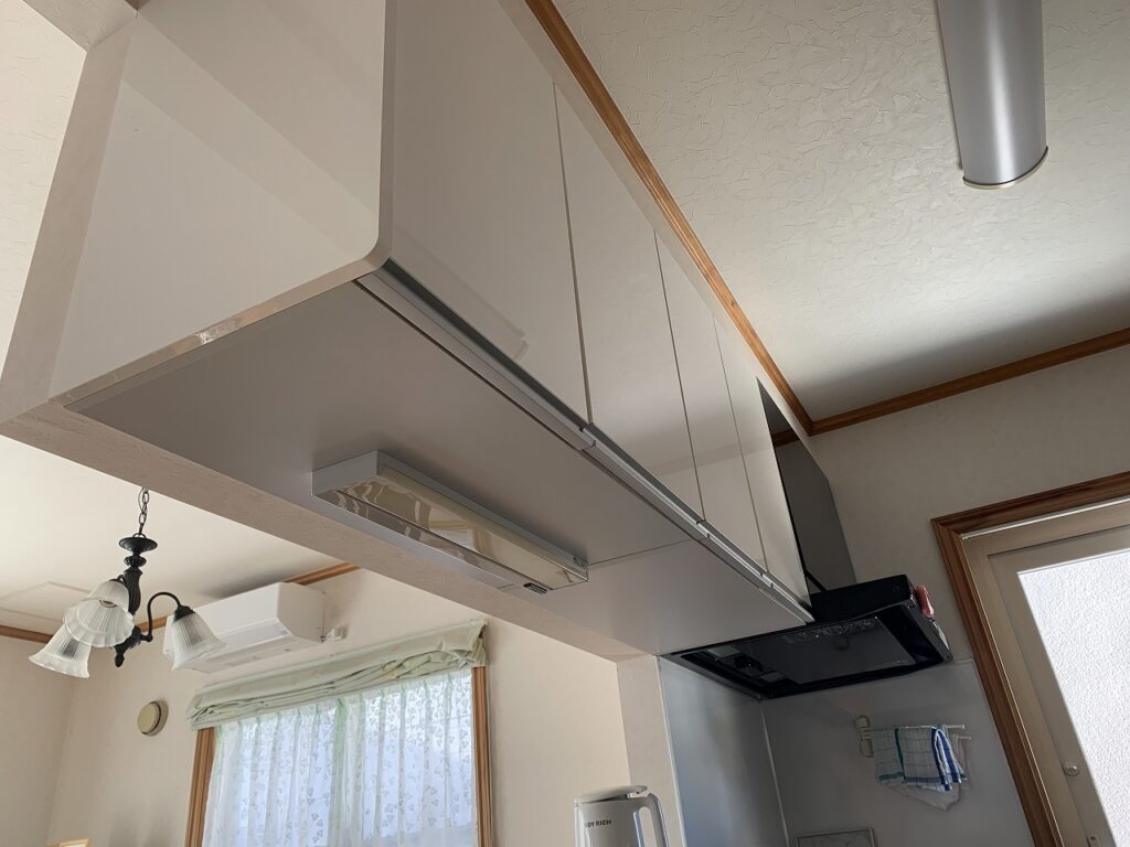 リフォーム前：蛍光灯タイプのキッチン手元灯