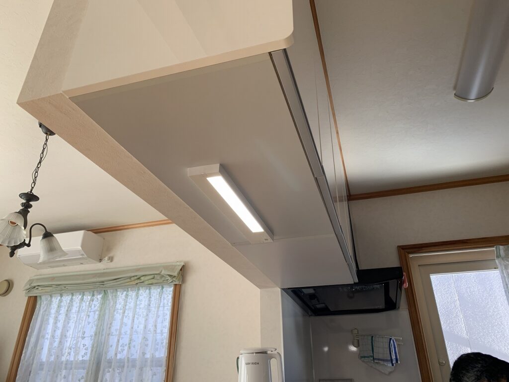 リフォーム後：DAIKO DCL-40785W LED照明に交換されたキッチン手元灯
